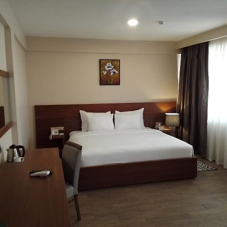 Ah Hotel And Conferences Madina Bagian luar foto