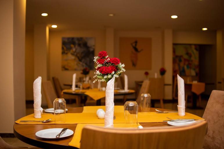 Ah Hotel And Conferences Madina Bagian luar foto