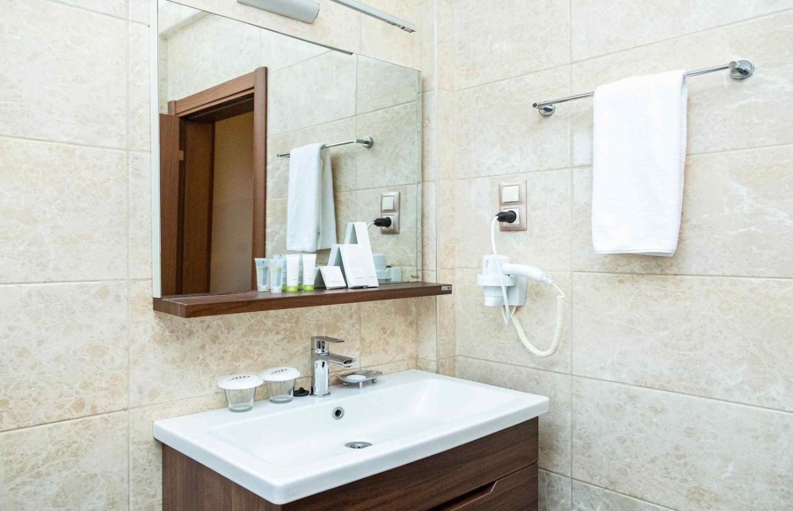 Ah Hotel And Conferences Madina Bagian luar foto