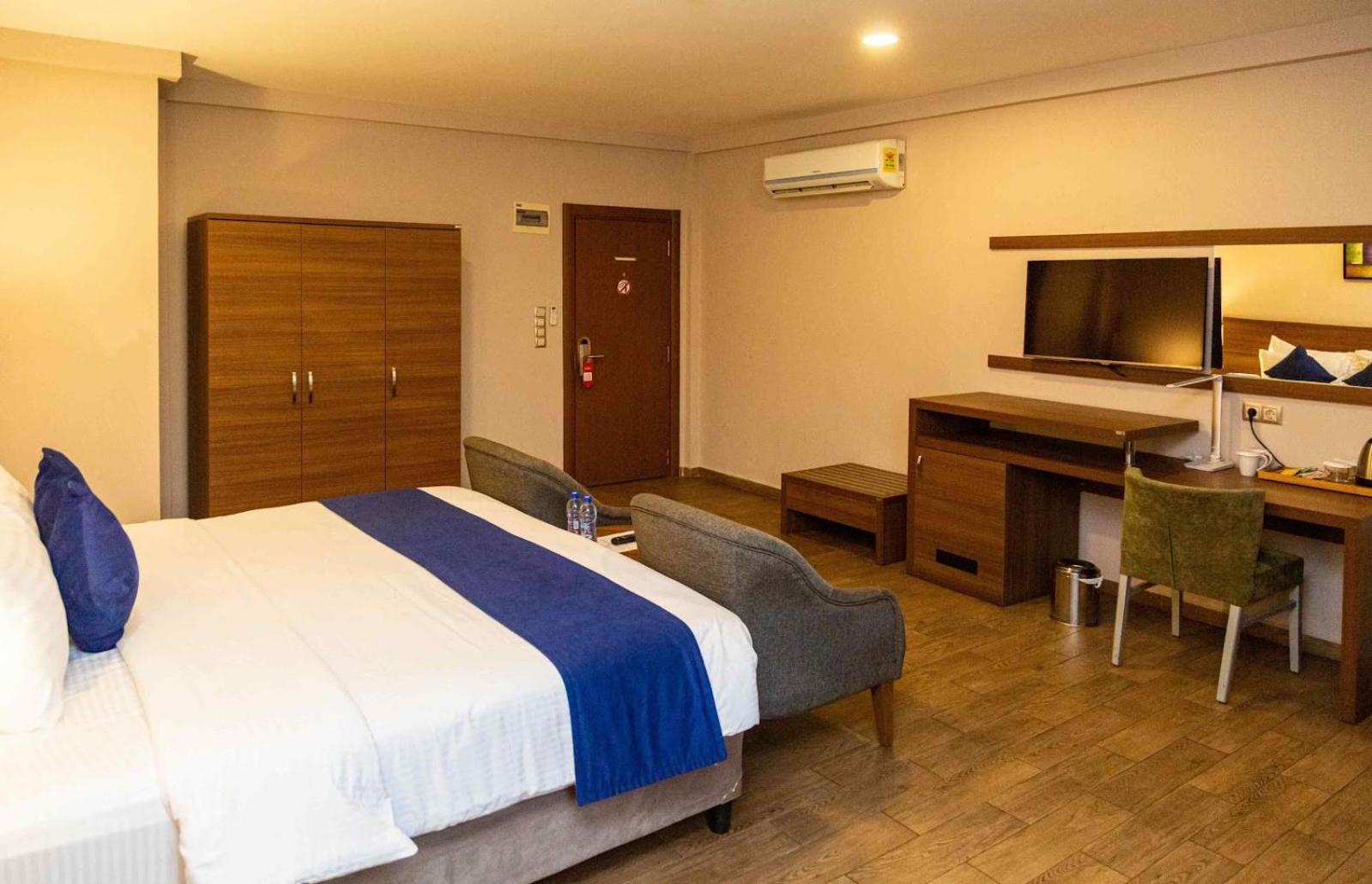 Ah Hotel And Conferences Madina Bagian luar foto