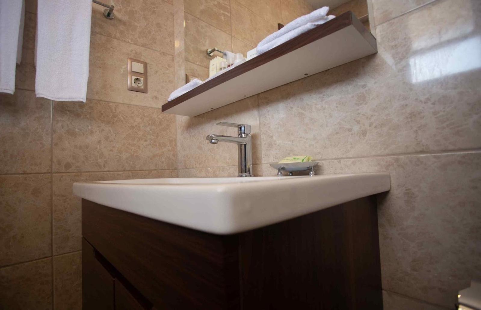 Ah Hotel And Conferences Madina Bagian luar foto