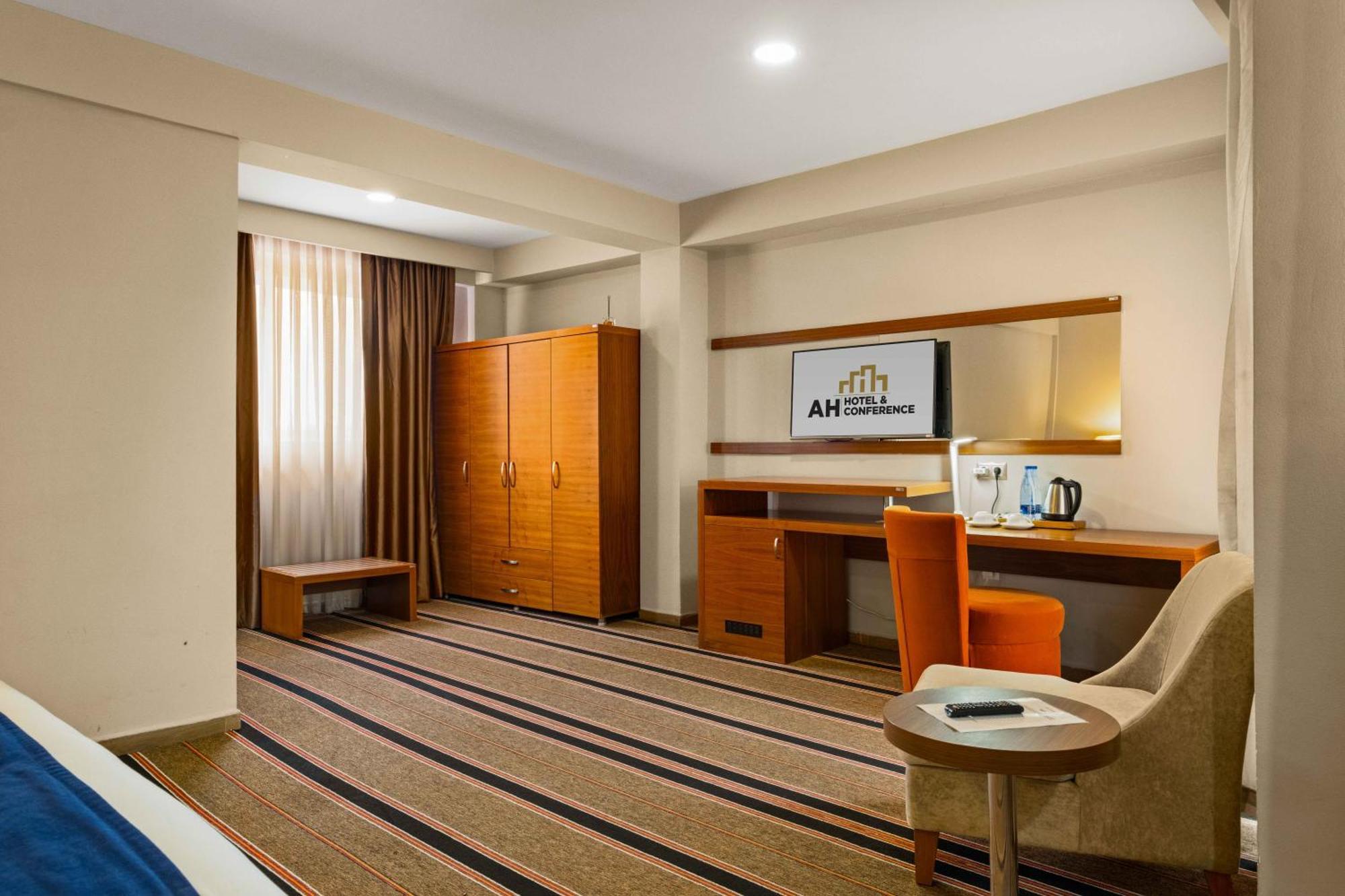 Ah Hotel And Conferences Madina Bagian luar foto