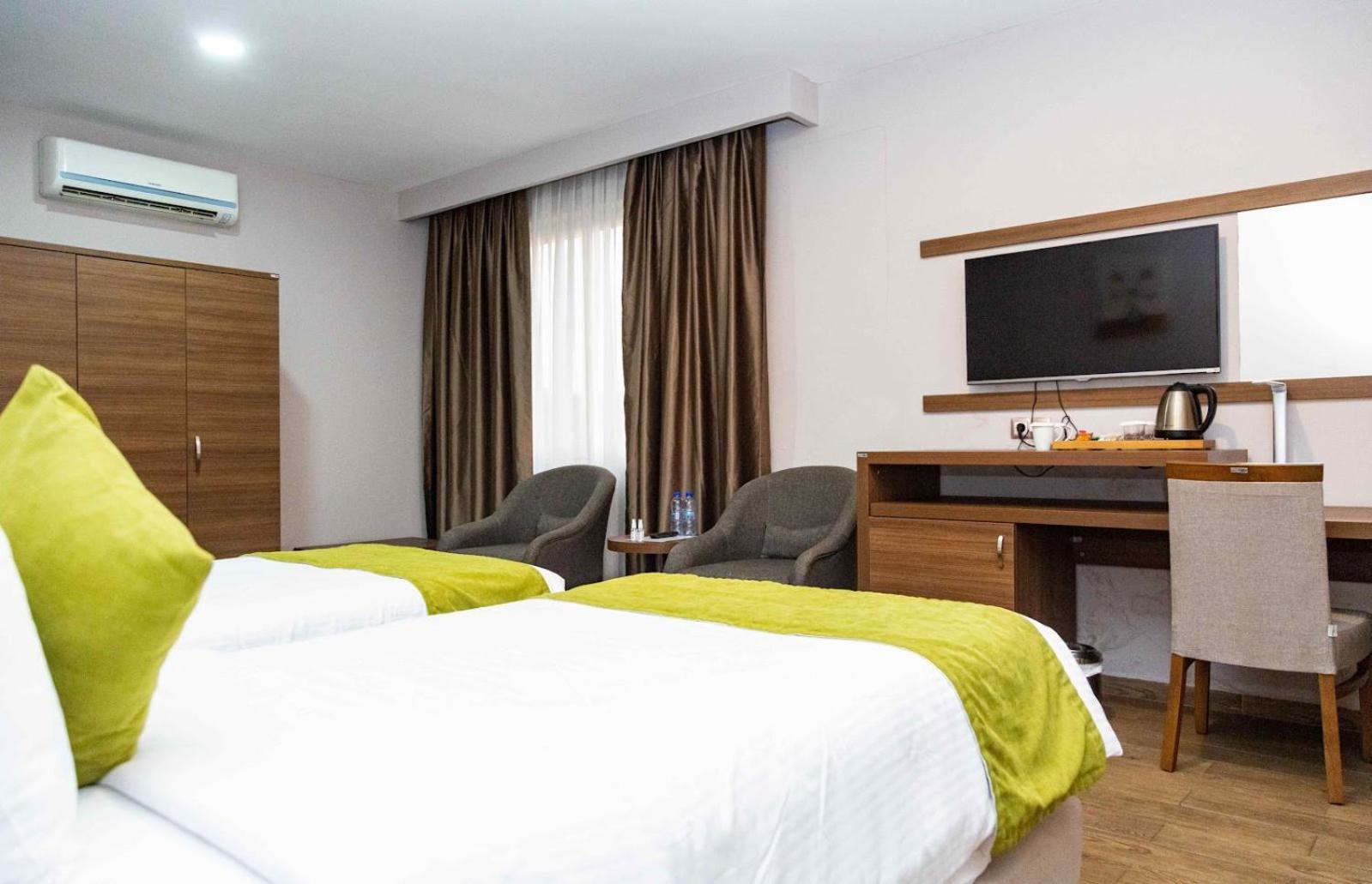 Ah Hotel And Conferences Madina Bagian luar foto