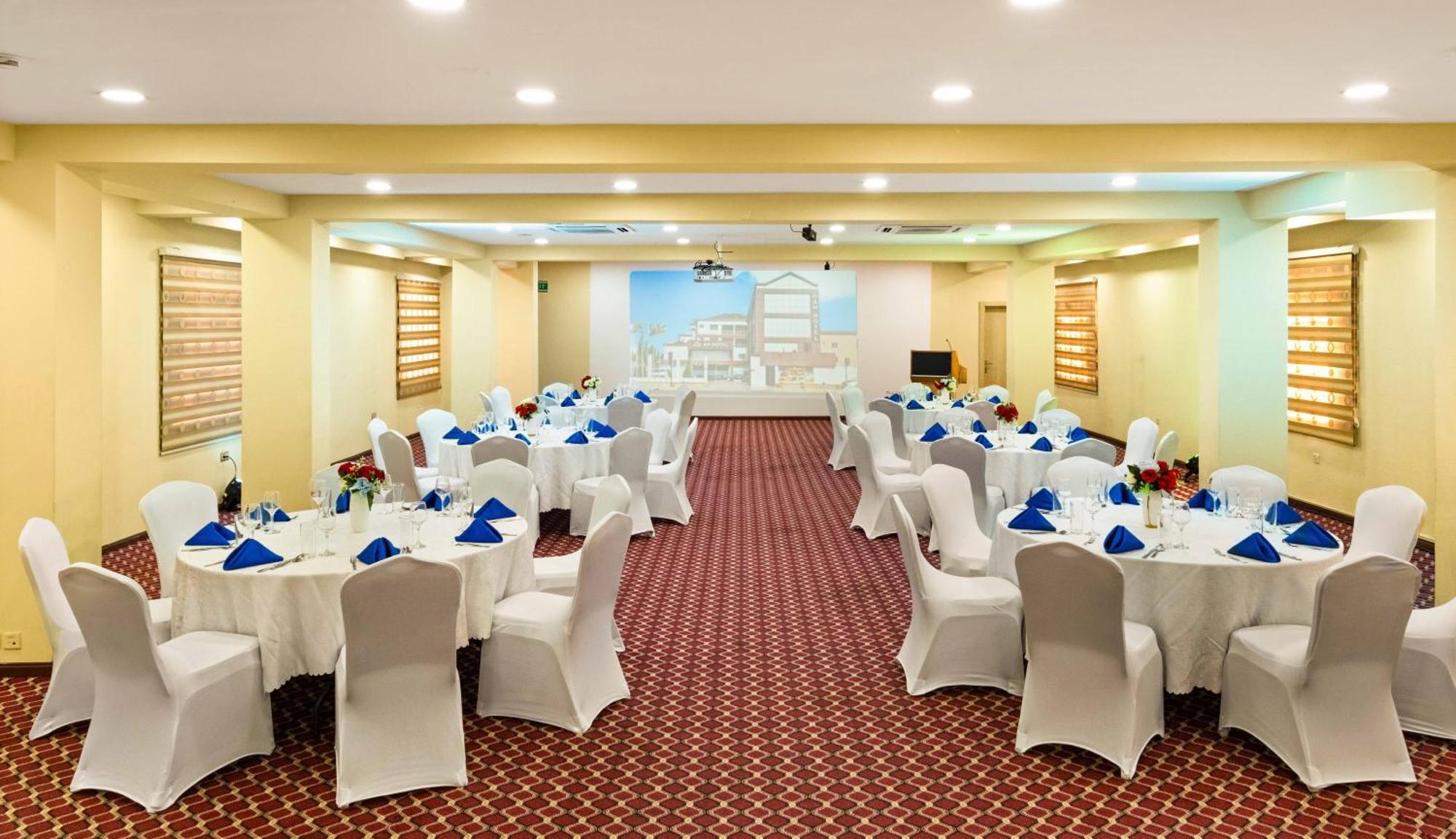 Ah Hotel And Conferences Madina Bagian luar foto