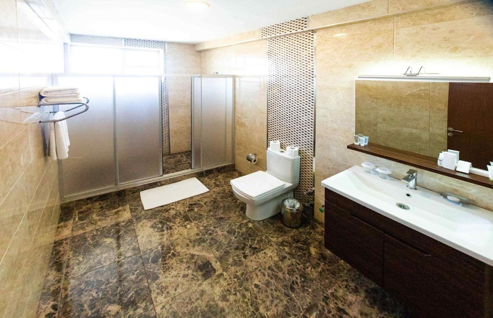 Ah Hotel And Conferences Madina Bagian luar foto