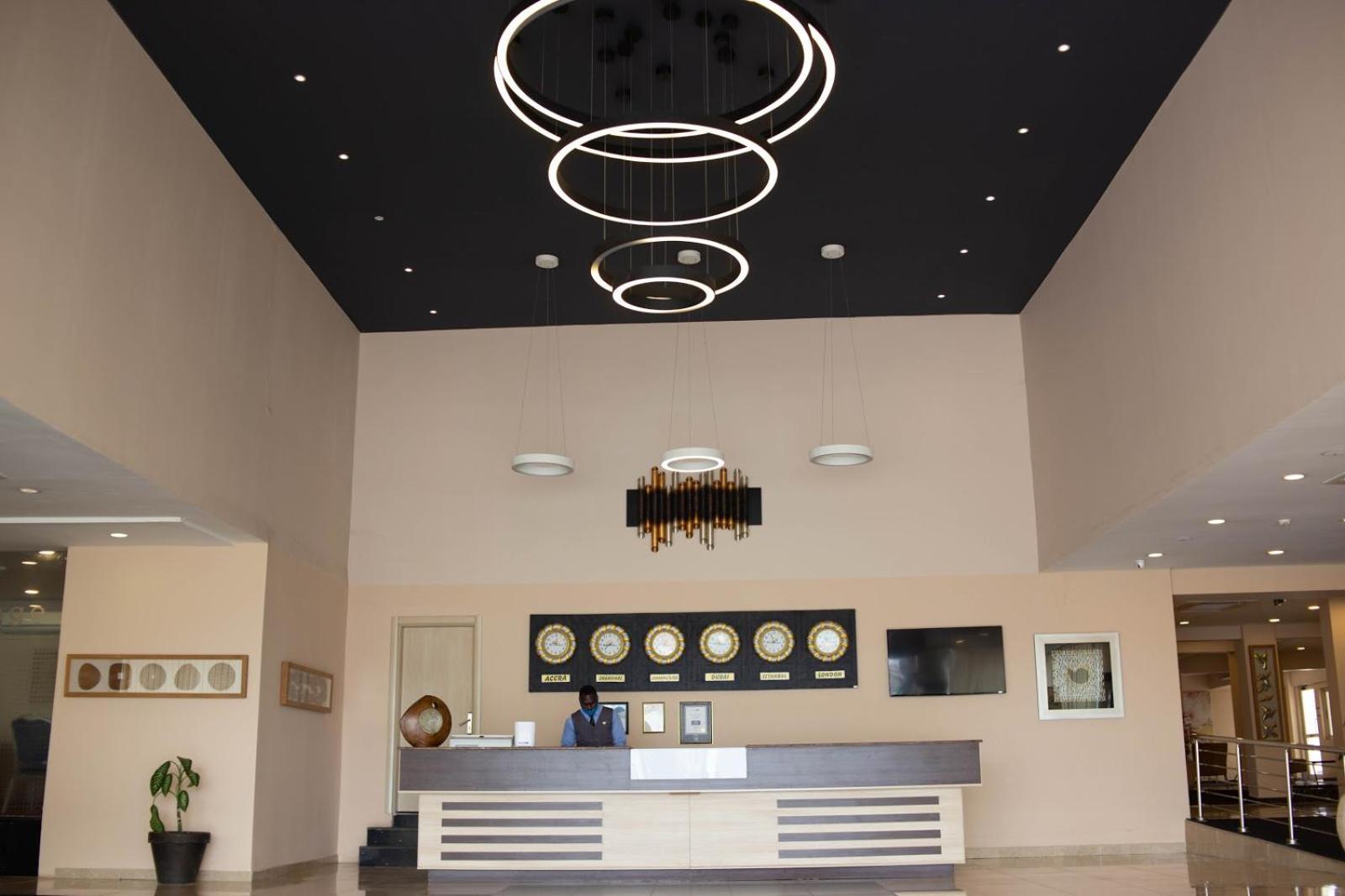 Ah Hotel And Conferences Madina Bagian luar foto