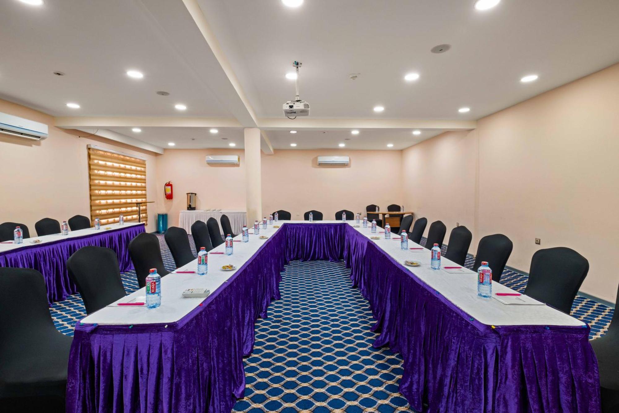 Ah Hotel And Conferences Madina Bagian luar foto