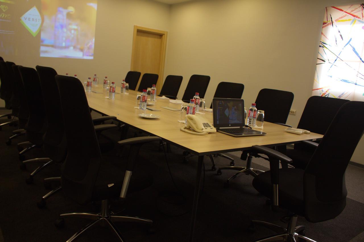 Ah Hotel And Conferences Madina Bagian luar foto