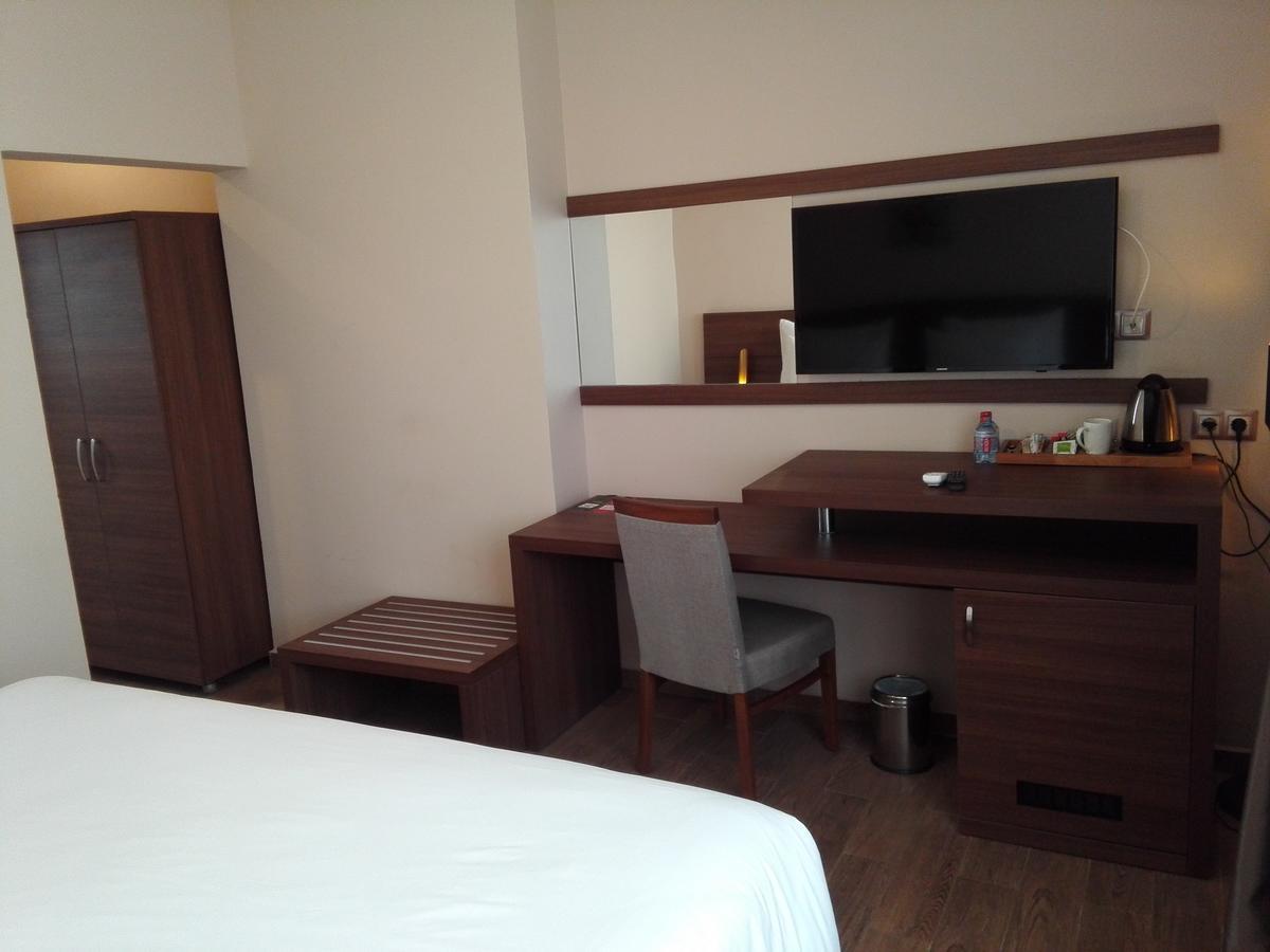 Ah Hotel And Conferences Madina Bagian luar foto