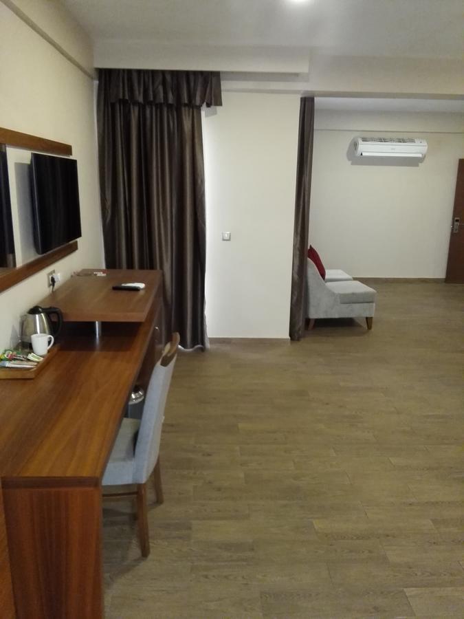 Ah Hotel And Conferences Madina Bagian luar foto