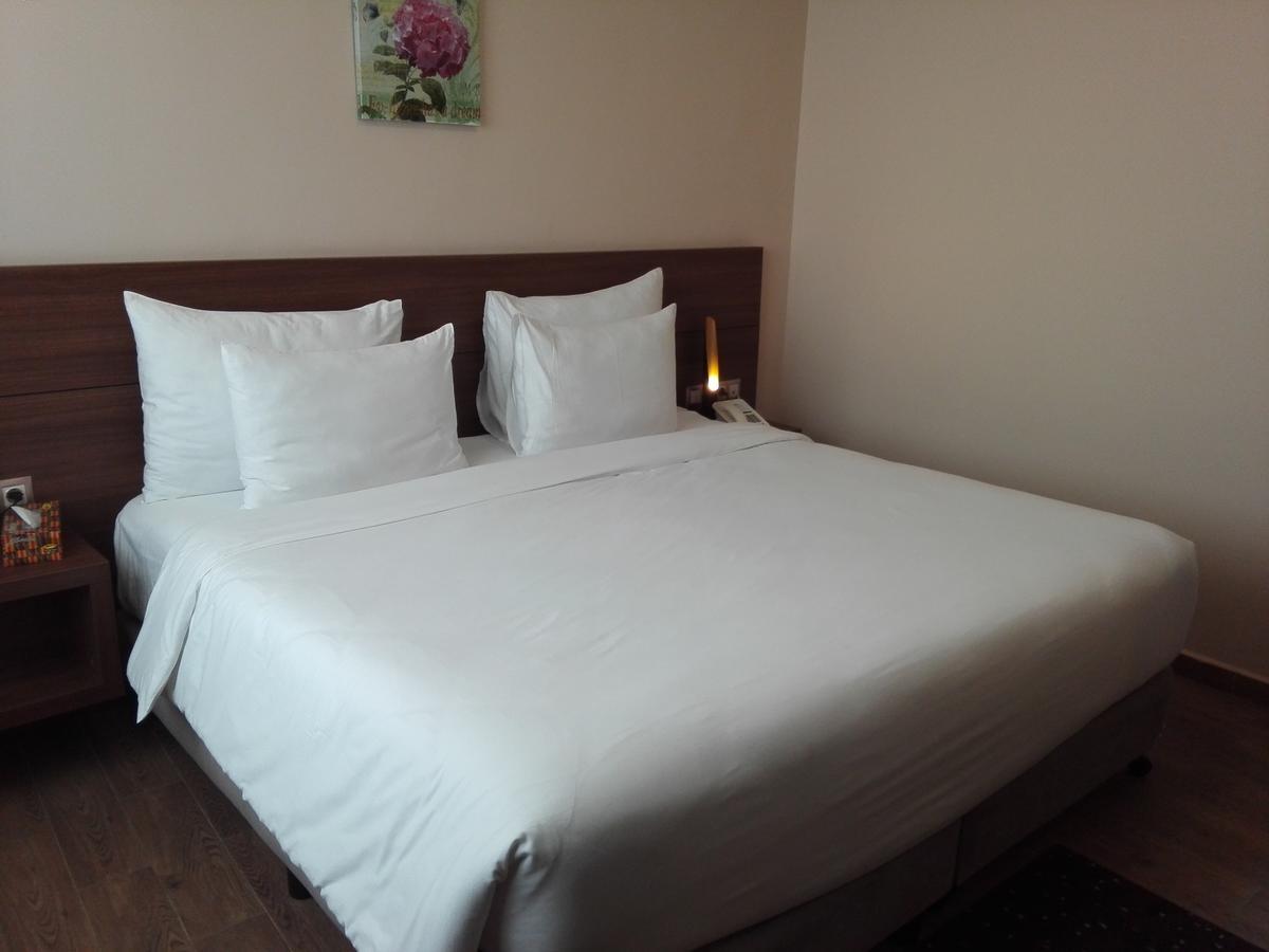 Ah Hotel And Conferences Madina Bagian luar foto