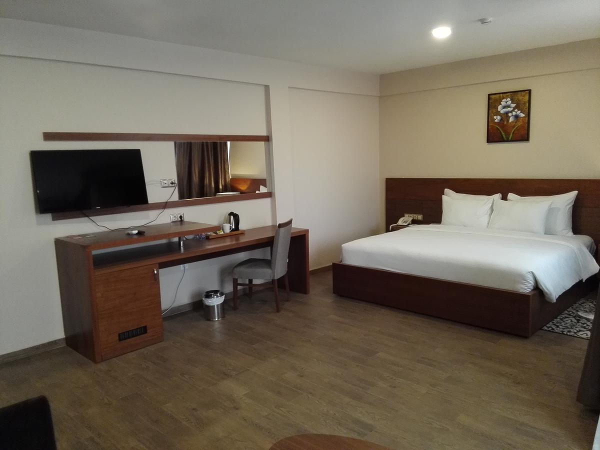 Ah Hotel And Conferences Madina Bagian luar foto