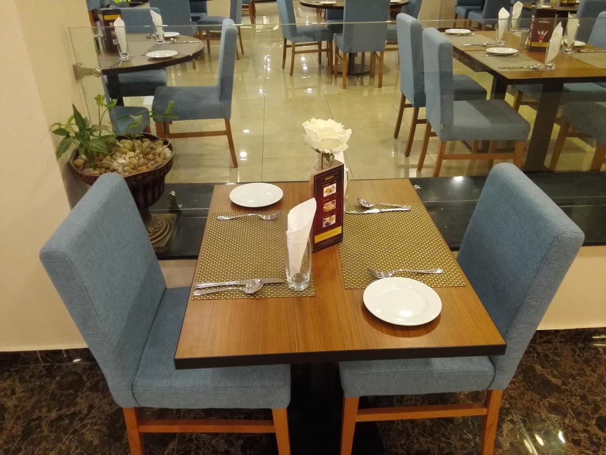 Ah Hotel And Conferences Madina Bagian luar foto
