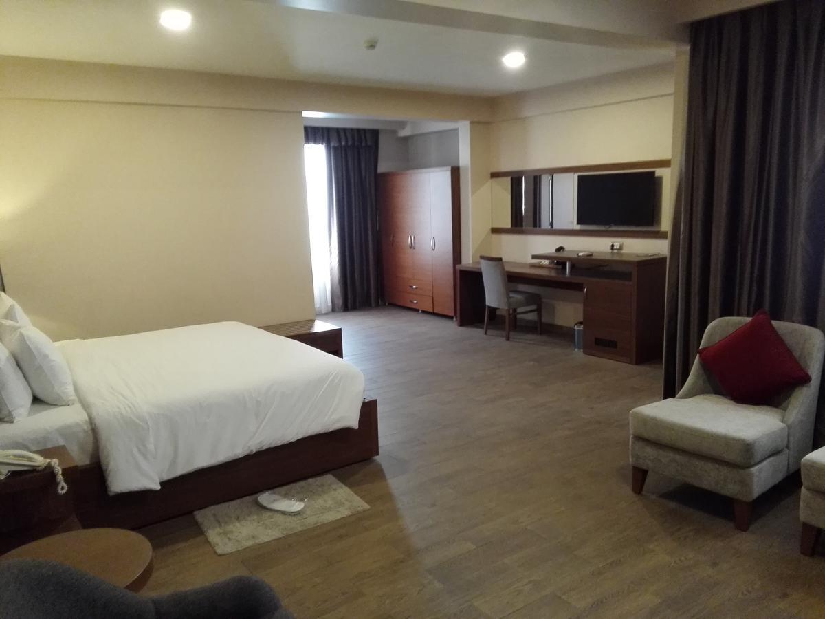 Ah Hotel And Conferences Madina Bagian luar foto