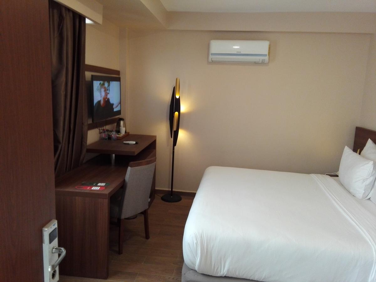 Ah Hotel And Conferences Madina Bagian luar foto