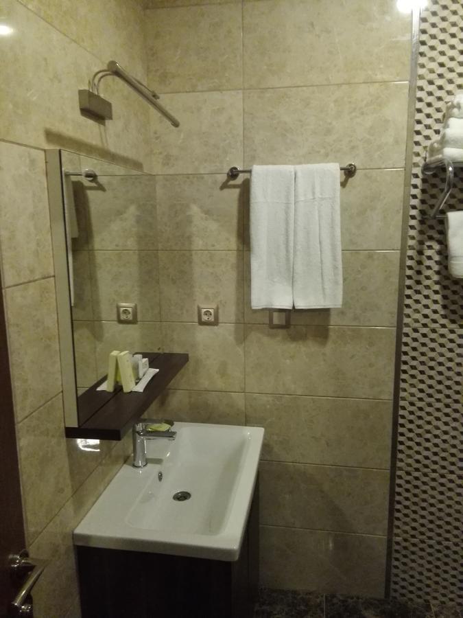 Ah Hotel And Conferences Madina Bagian luar foto