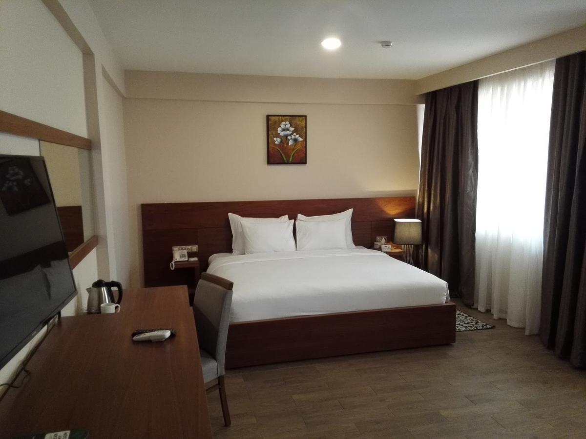 Ah Hotel And Conferences Madina Bagian luar foto