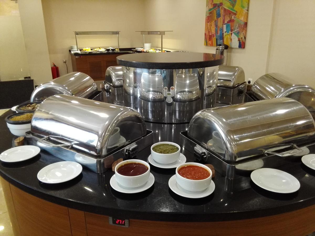 Ah Hotel And Conferences Madina Bagian luar foto