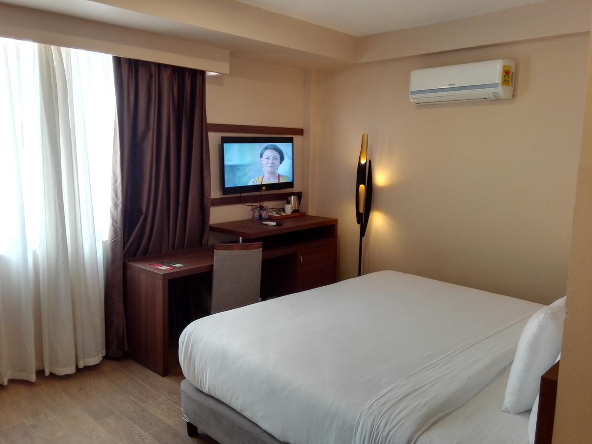 Ah Hotel And Conferences Madina Bagian luar foto