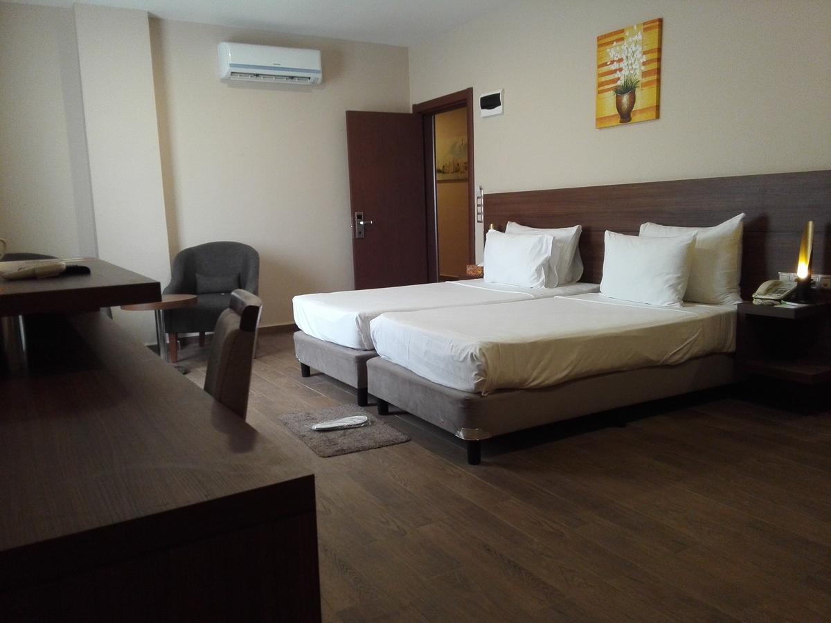 Ah Hotel And Conferences Madina Bagian luar foto