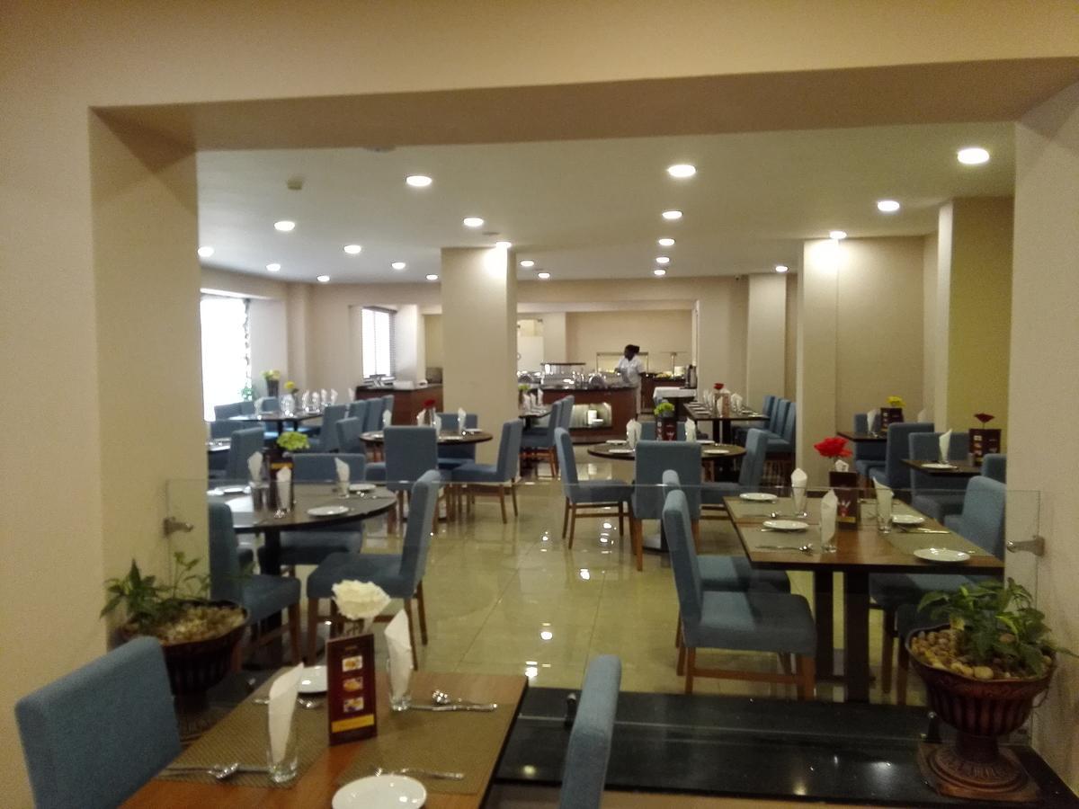 Ah Hotel And Conferences Madina Bagian luar foto
