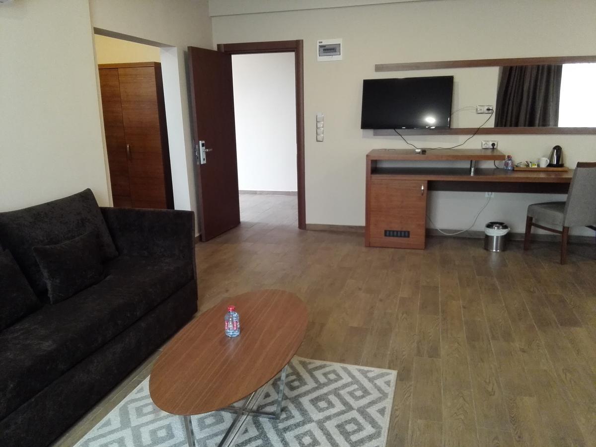Ah Hotel And Conferences Madina Bagian luar foto
