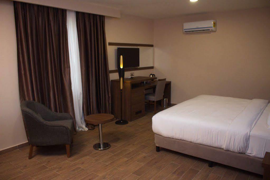 Ah Hotel And Conferences Madina Bagian luar foto